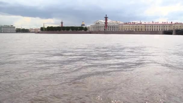 Blick auf die Wassilewski-Insel in Sankt-Peterburg vom Fluss Newa im Sommertag. — Stockvideo