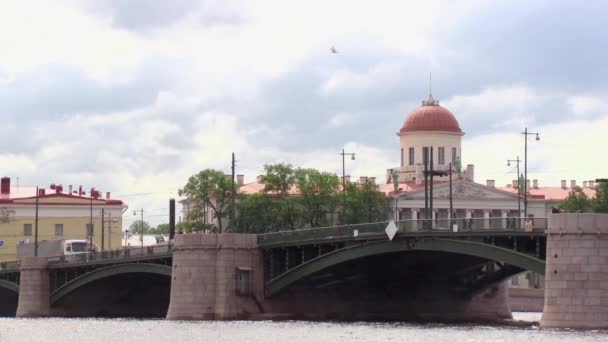 Blick auf eine Brücke vom Fluss im Sommer Wolkentag — Stockvideo