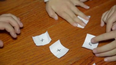 Çocuk el sayılar ve matematiksel semboller ile kağıt yer değiştirin