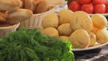 Plaka aptal patates, maydanoz bir tabloda plaka aptal