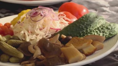 Domates, salatalık, mantar, yay ve lahana plaka aptal. Pan gorizontal