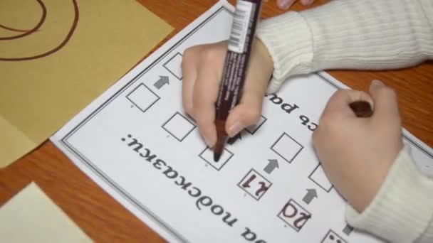 I bambini scrivono a mano il numero tredici con un pennarello marrone su carta preparata — Video Stock