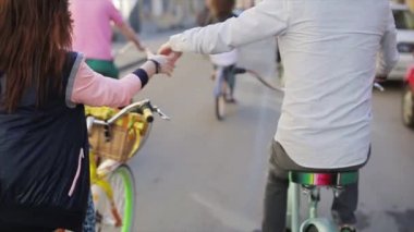 Aşk iki sonra Bisiklete binme ve holdings eller ağır çekimde yaz gün