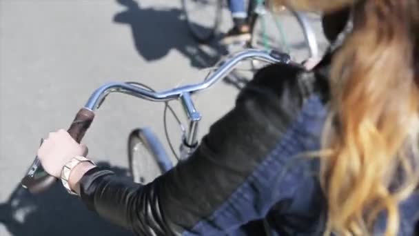 La parte trasera de la niña en bicicleta se centran en el día de verano. Movimiento lento — Vídeo de stock