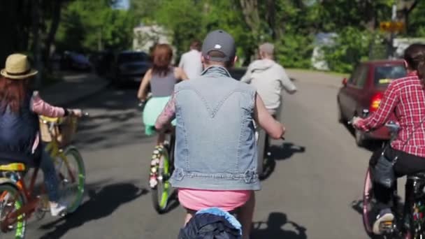 Tillbaka sidan av cykling grupp människor i sommardag. Slow motion. — Stockvideo