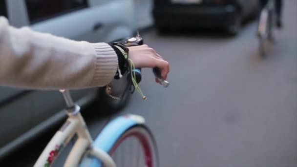 Parte trasera de la bicicleta chica entre otras personas se centran en hacia fuera. Movimiento lento — Vídeo de stock