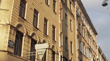 Güneşli yaz akşamında bir sokakta bina bir köşe görünümünü. Yatay kaydırma
