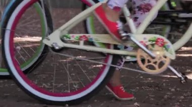 Birçok renkli bisiklet başlamak farklı yönlere hareket yaz gün