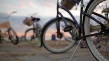 Aralarında, bir mavi Bisiklet odakta tekerleğin yaz akşamları geri.