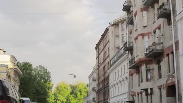 View of street with green park in summer sunny evening. Pan vertical. Nobody — Stock Video