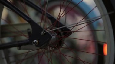 Tekerlekli bisiklet odakta, iki erkek standları bir plaj izle günbatımı odakta geri