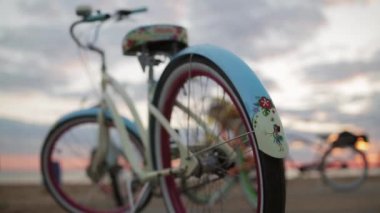 İki parlak Bisiklet odakta, aralarında yazın plajda tekerlekleri geri
