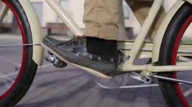 Ayaklar ve hareketli bir bisiklet odakta pedallar yaz akşamları mans