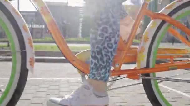 Dames pootjes en pedalen van bewegende fiets concentreren, groep van mensen oustrip haar — Stockvideo