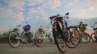 Bir grup insan onların bisiklet bırakın ve bir su için çalıştırın. Bisiklet odakta.