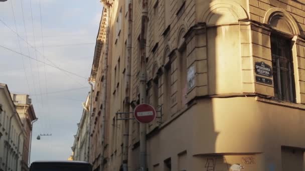 View of a corner building on a street in summer sunny evening. Pan horizontal — Stock Video