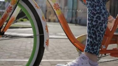 Kadının feets ve pedallar bir parlak hareketli Bisiklet odakta yaz akşamları