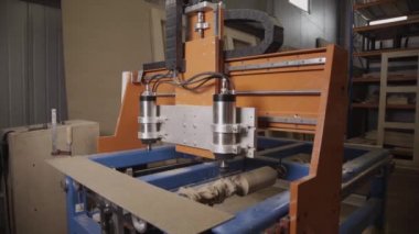 Mobilya fabrikasında ahşap blok dönüm Torna işleme