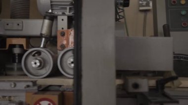 Uzun ahşap tahta ağaç işleme makinesi üretim mobilya üzerine gider..