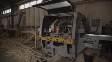 Mobilya fabrikasında genel bakış ağaç işleme makinesi.