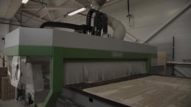 Büyük ağaç işleme makinesi mobilya fabrikasında çalışan işlemde genel bakış.