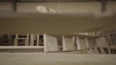 Bir fabrikada birçok ahşap mobilya fabrikasında panoları cilalı görünümünü.