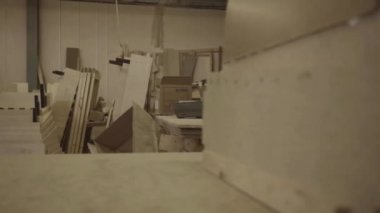 Bir fabrikada pek çok ahşap panoları ve tablolar mobilya fabrikasında görünümünü.