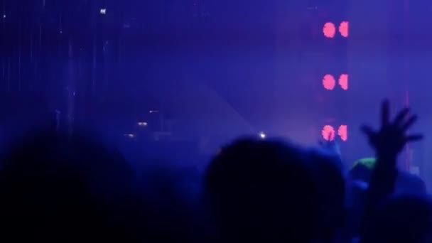 Mensen springen en handen in drukke nachtclub te verhogen. Slow motion. — Stockvideo