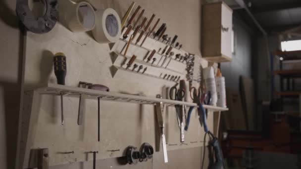 Vista de una pared con diferentes instrumentos de trabajo en la fábrica de muebles — Vídeo de stock