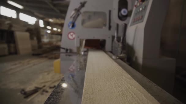 Cámara en una máquina de carpintería en la fabricación de muebles . — Vídeo de stock