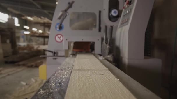 Kameran på en träbearbetning maskin på tillverkning möbler. — Stockvideo