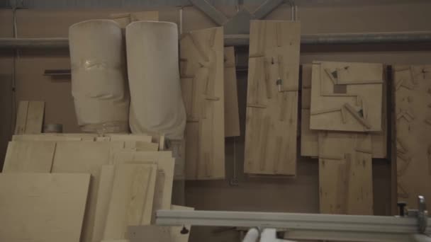 Blick auf eine Wand mit vielen Holzplatten in der Möbelfabrik — Stockvideo