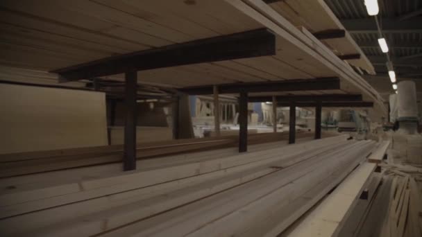 Weergave van een manufactory met vele houten planken in de meubelfabriek. — Stockvideo