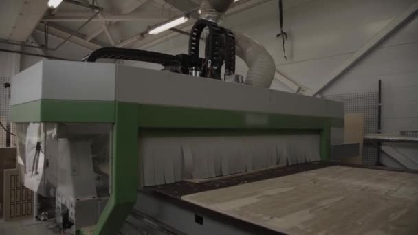 Overview of big woodworking machine in working process in furniture factory. — Stock Video