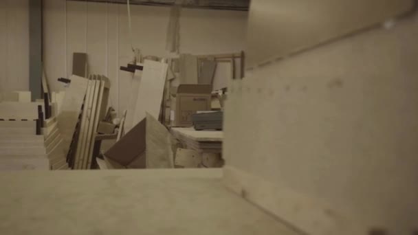 Vue d'une manufacture avec de nombreux panneaux et tables en bois dans l'usine de meubles . — Video