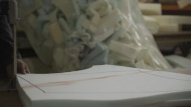 Adam hazır paralon alır ve üretim bıçak tarafından deklanşörü satırlarında kesti