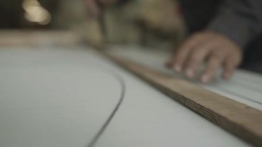 Adam çizgi üzerinde paralon yeşilaycı ile mobilya fabrikası işaretleyicisinde tarafından çizilmiştir