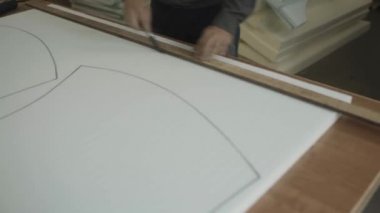 Adam çizgi üzerinde paralon yeşilaycı ile mobilya fabrikası işaretleyicisinde tarafından çizilmiştir