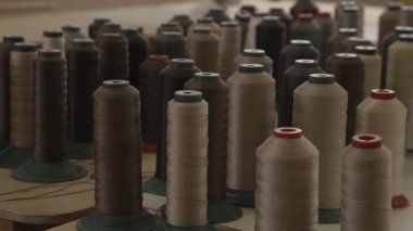 Kahverengi ve bej konu ile pek çok uzun bobinleri görünümünü