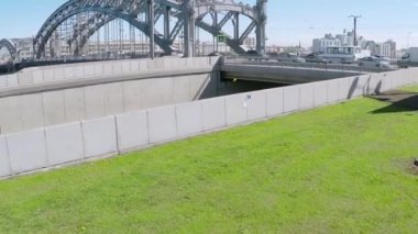 Quadrocopter ateş ile trafik ve nehir köprü yaz güneşli bir günde