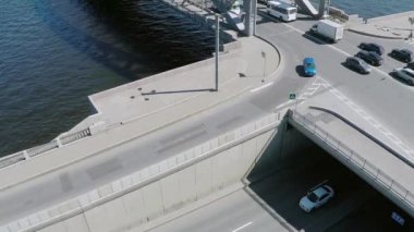 Quadrocopter ateş köprüsüyle trafik ve yaz günü nehirde. Ağır çekim