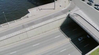 Quadrocopter ateş yol ve köprü ve nehir yaz güneşli bir günde. Ağır çekim