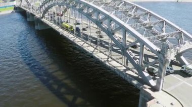 Quadrocopter ateş köprüsüyle trafik ve yaz günü nehirde. Ağır çekim
