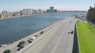 Quadrocopter ateş yol aptal araba ve nehir yaz güneşli bir günde. Ağır çekim