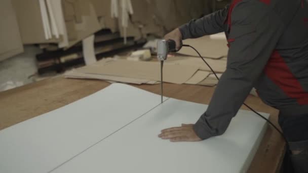 Paralon preparato tagliato dall'uomo sulla linea accerchiata dal coltello di produzione sulla fabbrica . — Video Stock