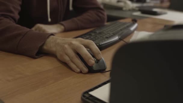 Επανδρώνει χέρι κινήσεις υπολογιστή ποντίκι να επικεντρωθεί σε ένα ξύλινο τραπέζι. — Αρχείο Βίντεο