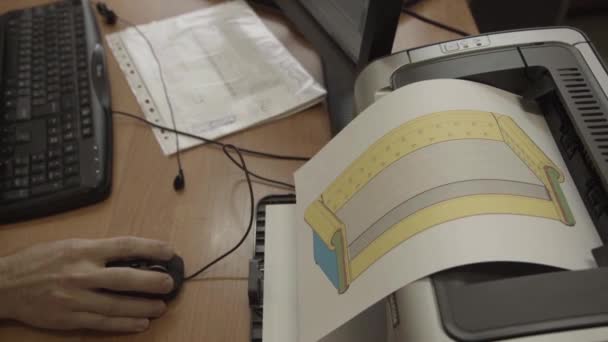 Man neemt drawning Bank van printer en gaan uit van een office-tabel. — Stockvideo