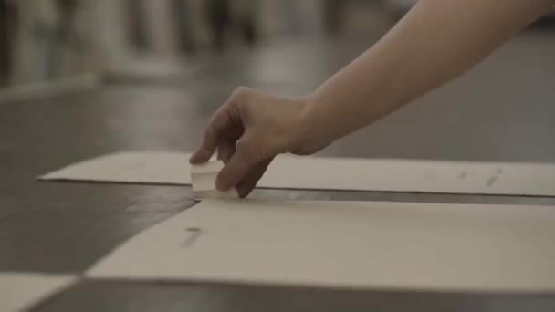 Ouvrier encercle le carton par un morceau de craie dans l'usine de meubles 