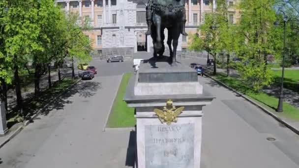 Quadrocopter disparar Plaza de Pedro el Grande en San Petersburgo. Movimiento lento — Vídeo de stock