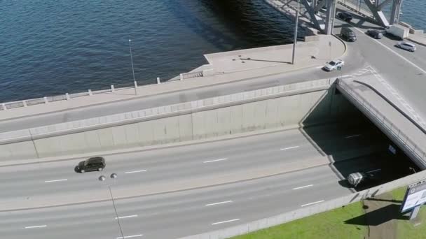 Quadrocopter schießen Brücke mit Verkehr und Fluss an Sommertagen. Zeitlupe — Stockvideo